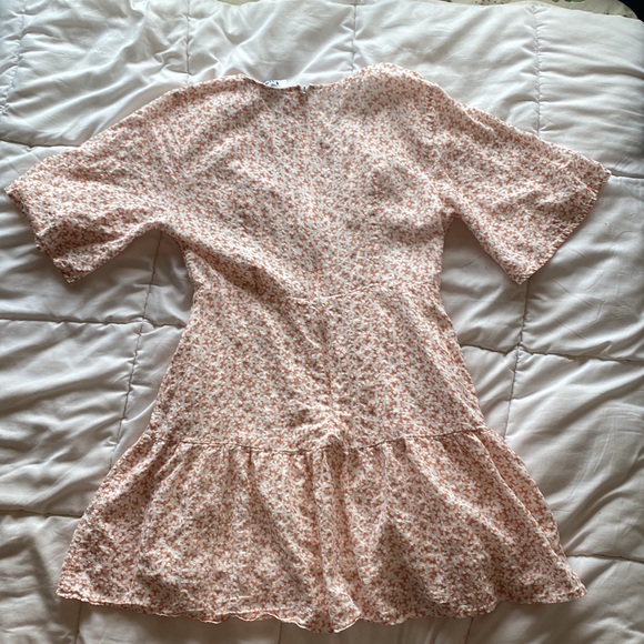 Adorable summer dress, with pockets and a low cut. Never worn. - Picture 2 of 4